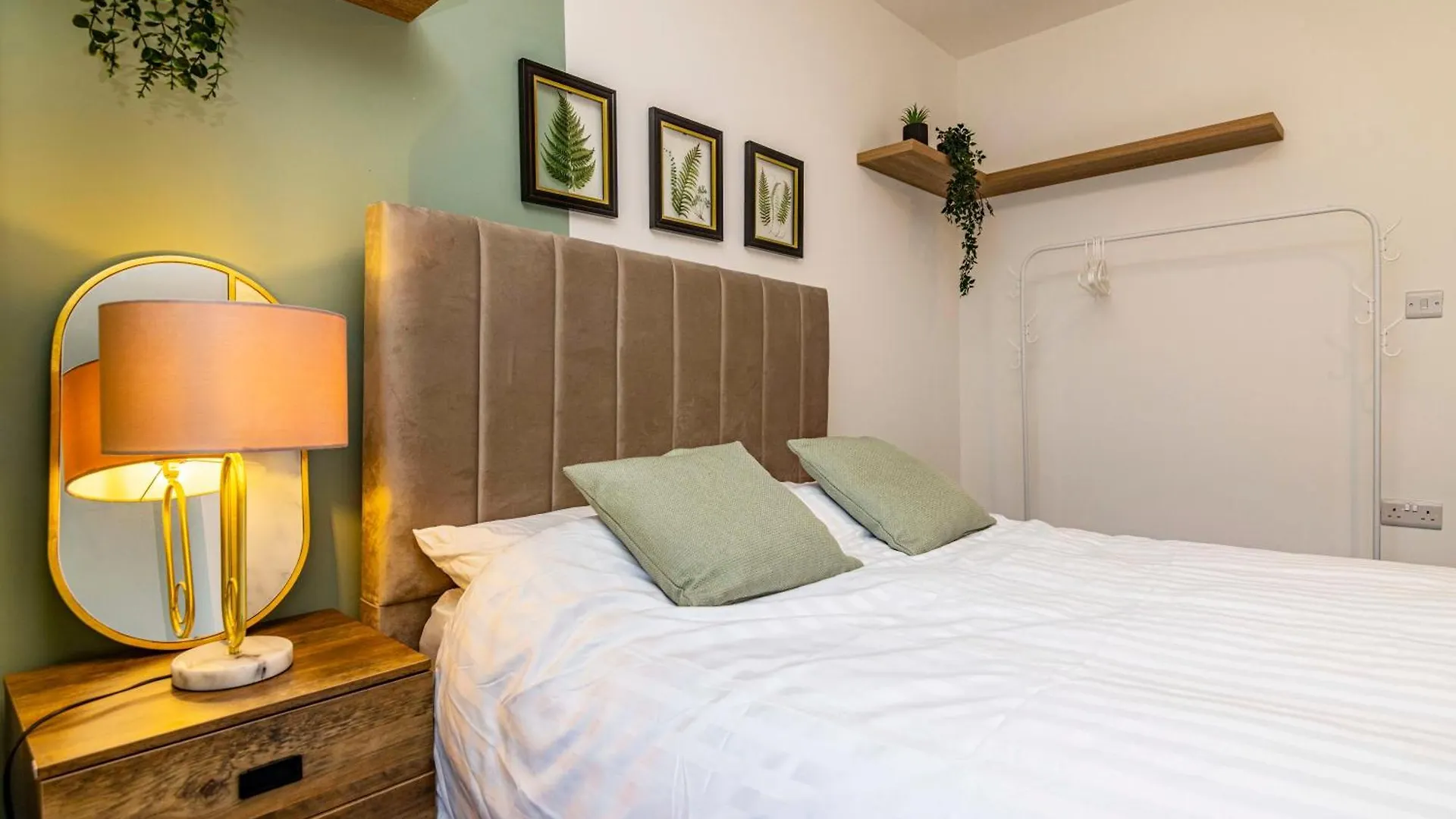 Villa 3 Bedroom, Private Orchard, Private Bathroom, Driveway Nottingham