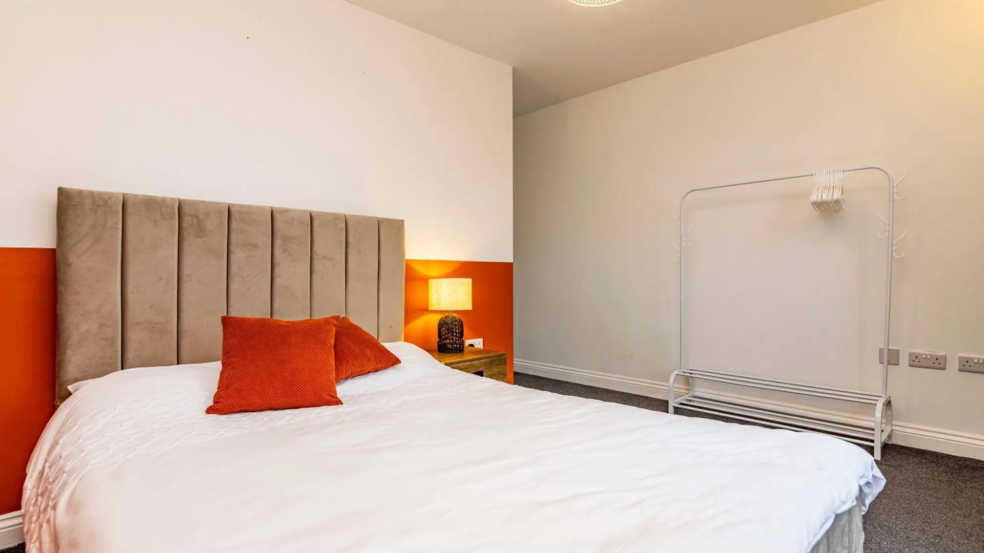 3 Bedroom, Private Orchard, Private Bathroom, Driveway Nottingham