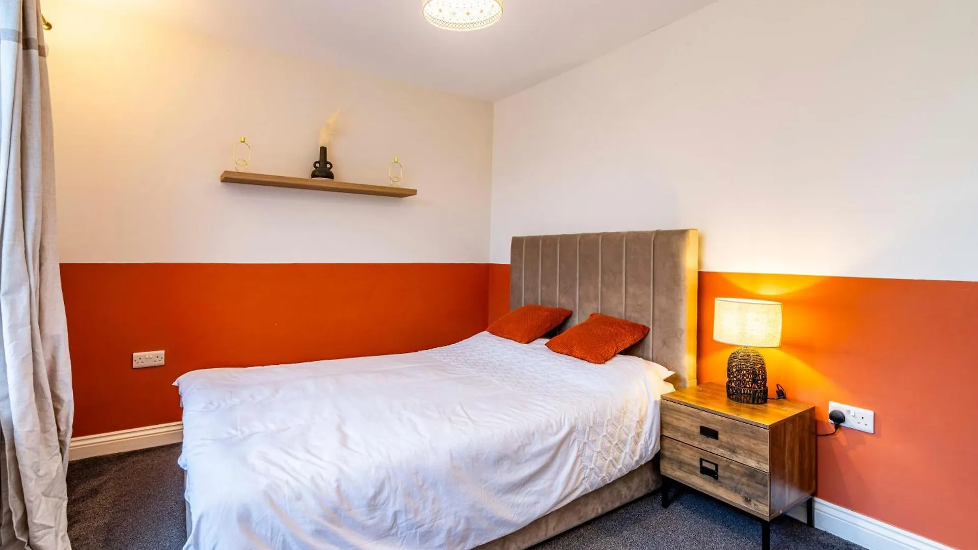 Villa 3 Bedroom, Private Orchard, Private Bathroom, Driveway Nottingham