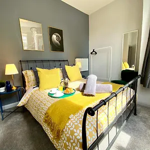 Beachside Bliss: Trendy Near , Bournemouth United Kingdom