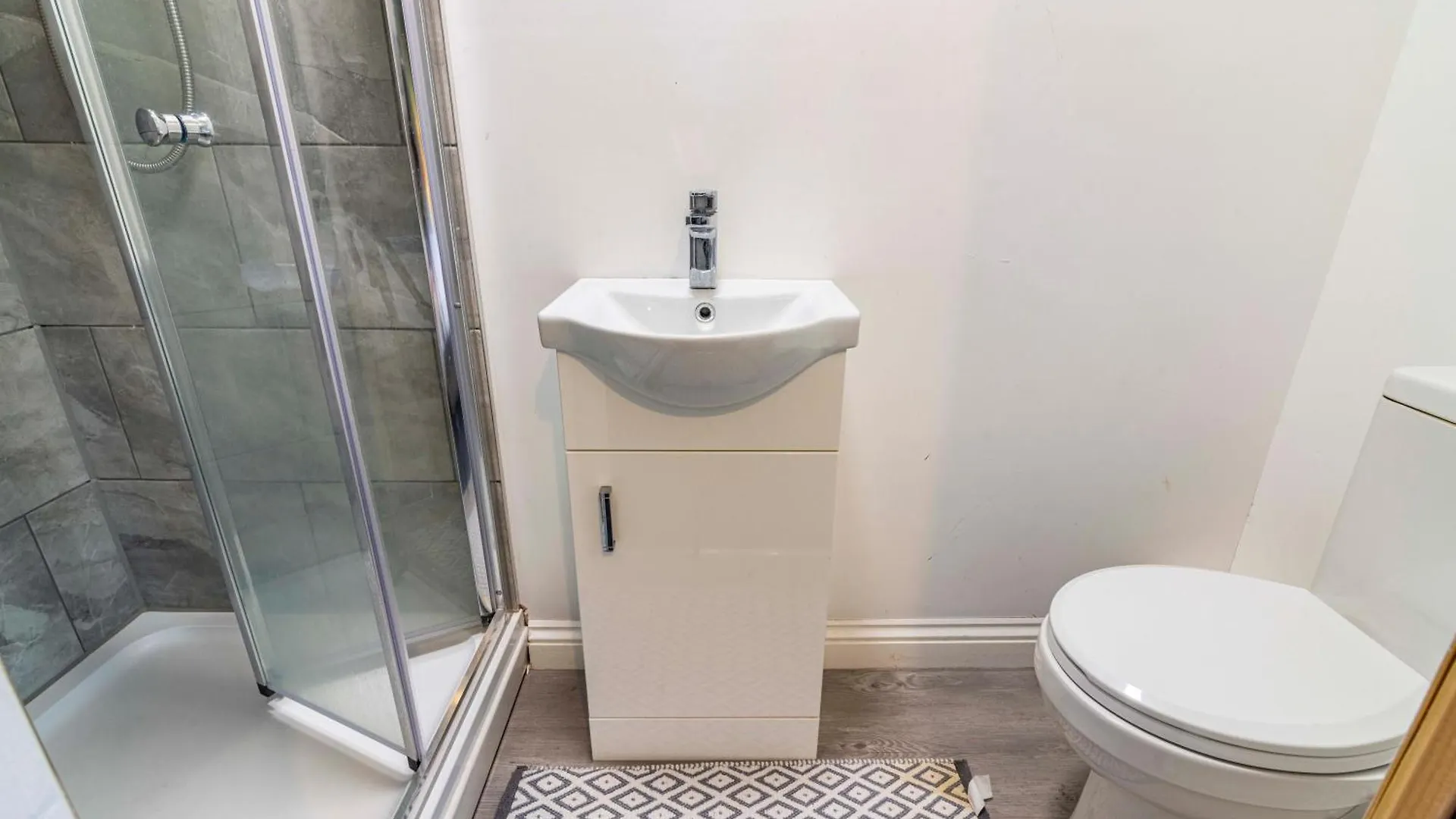 3 Bedroom, Private Orchard, Private Bathroom, Driveway Nottingham Villa