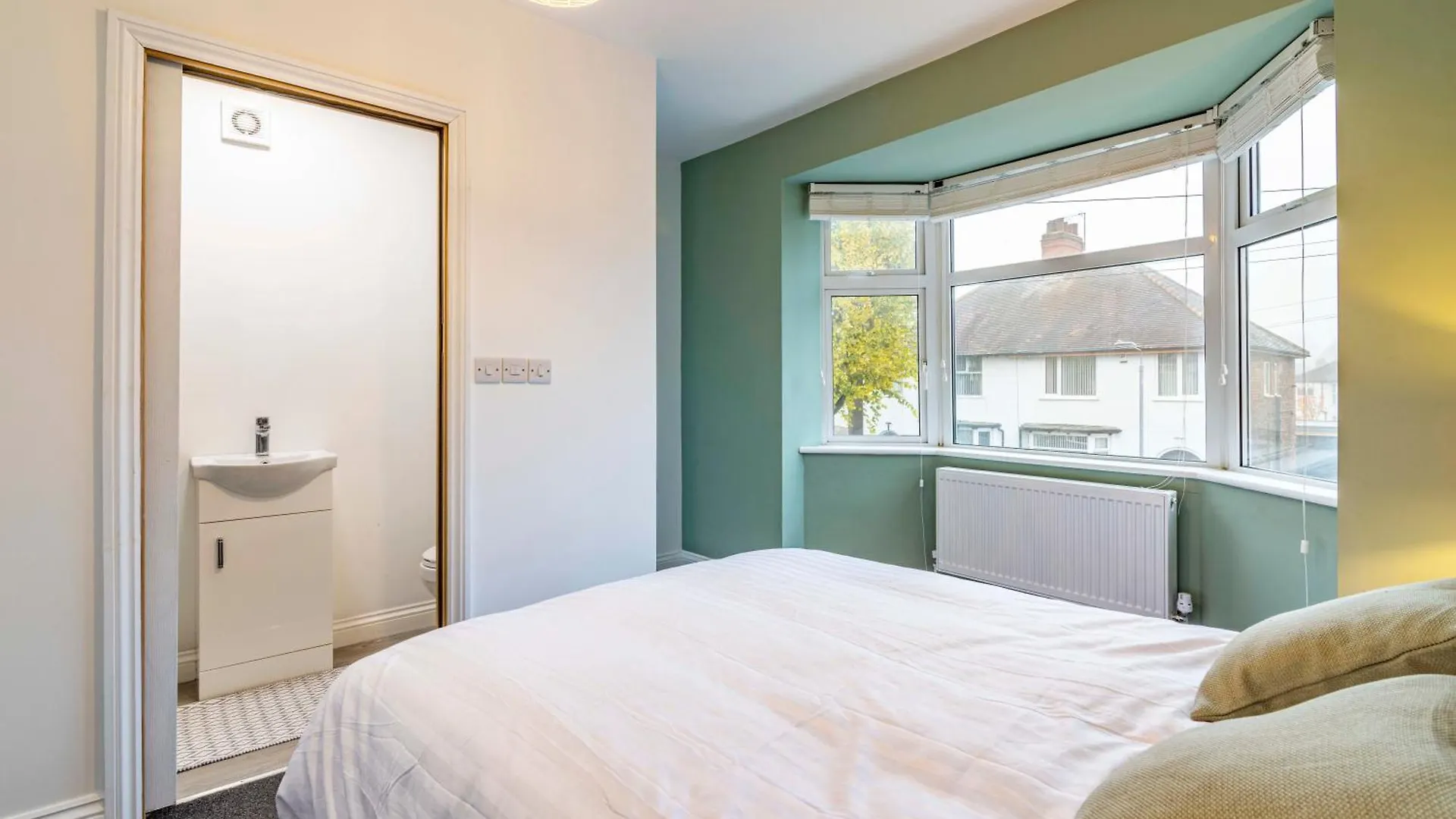 3 Bedroom, Private Orchard, Private Bathroom, Driveway Nottingham